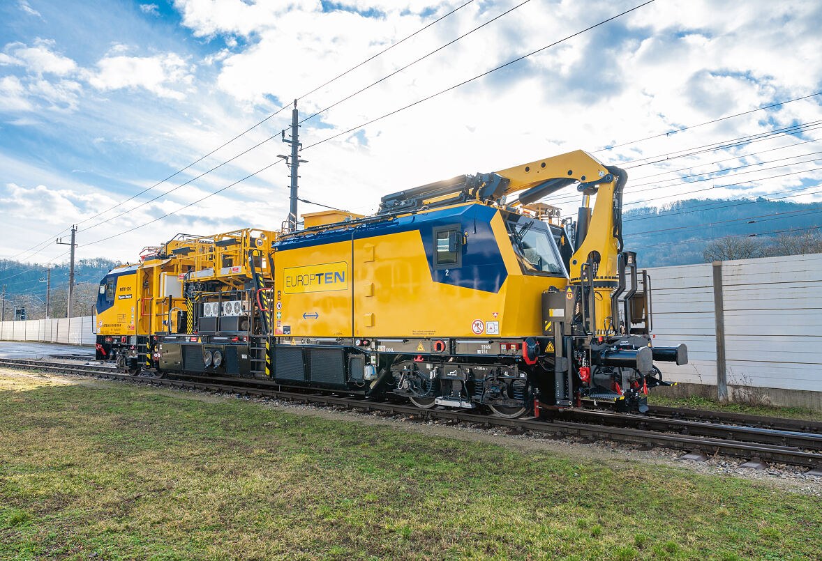 PALFINGER And Plasser & Theurer Team Up For Maximum Flexibility In Limited Space For Overhead Power Line Repairs